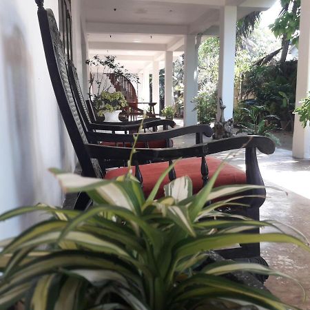 Sea Front Hikkaduwa Apartment Екстериор снимка